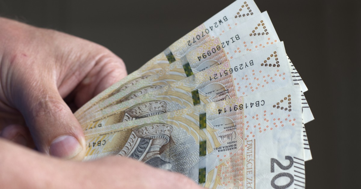 Prawie 1000 złotych dodatku do pensji za czerwiec. Pracodawca musi wam te pieniądze wypłacić