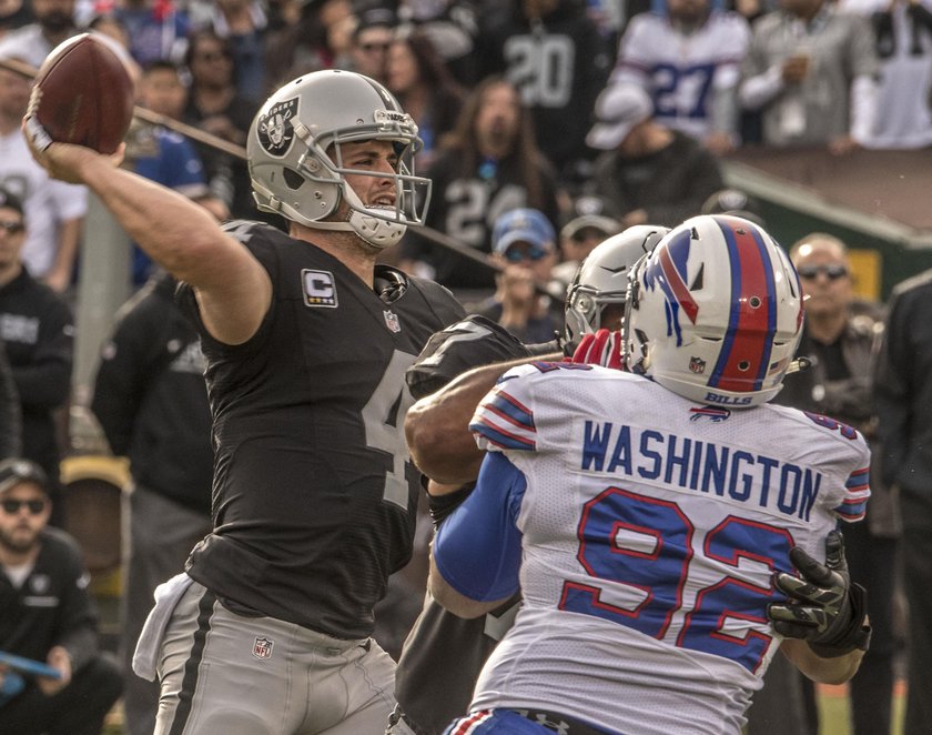 Derek Carr podpisał kontrakt życia