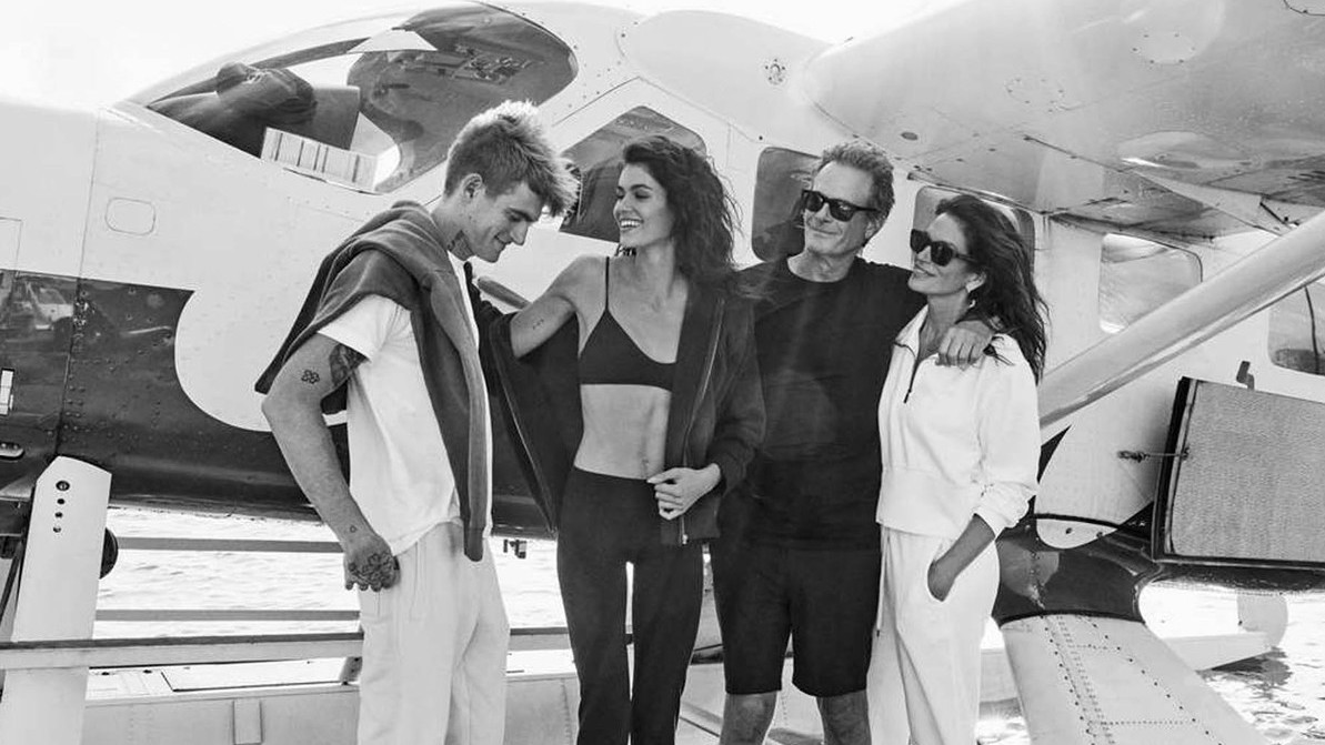 Presley Gerber, Kaia Gerber, Rande Gerber a Cindy Crawford v kampani pre Vuori, 2025