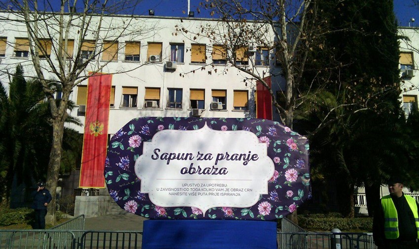 Sapun za pranje obraza ispred Skupštine Crne Gore