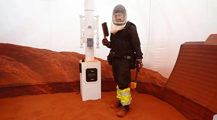 Az első CHAPEA teszt egyik alanya egy szimulált sétát tesz a Mars felszínén