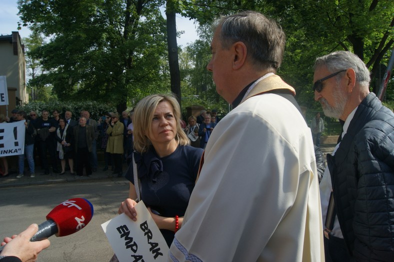 Jedna z protestujących rozmawiała z księdzem 