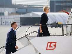 Co za talia! Agata Duda w 2 stylizacjach w ciągu 2 godzin pobytu w Berlinie