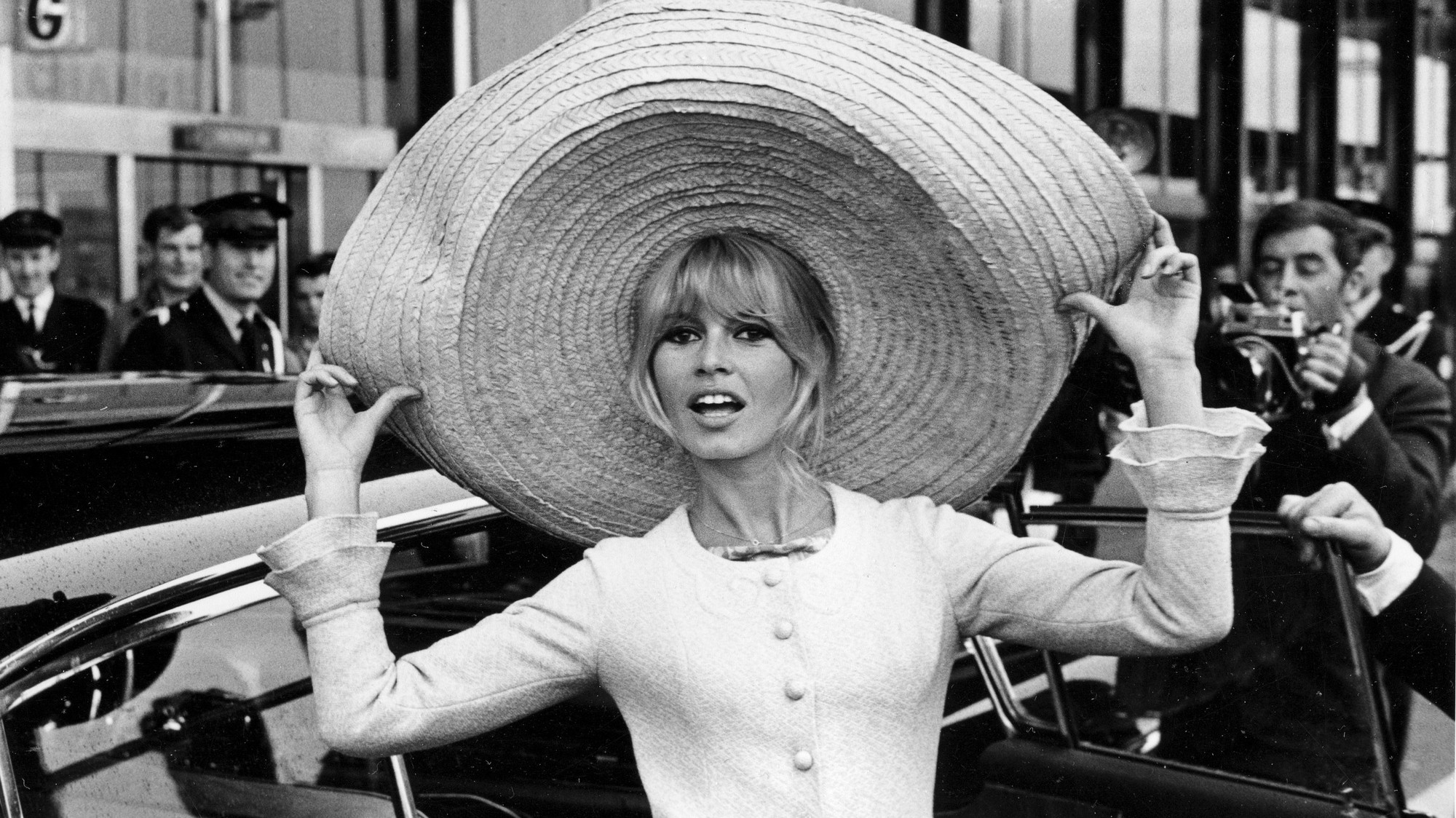 Na archívnej snímke z 27. mája 1965 francúzska herečka Brigitte Bardotová pózuje so sombrerom, ktoré si priniesla z Mexika, pri prílete na letisko v Paríži.