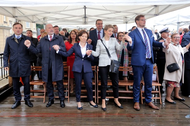 Częstochowa, 11.07.2020. Minister sprawiedliwości Zbigniew Ziobro (L), minister rodziny, pracy i polityki społecznej Marlena Maląg (3L), poseł PiS Antoni Macierewicz (2L), minister środowiska Michał Woś (2P) i europosłanka Beata Kempa (P) podczas mszy w ramach XXIX Pielgrzymki Rodziny „Radia Maryja na Jasnej Górze.