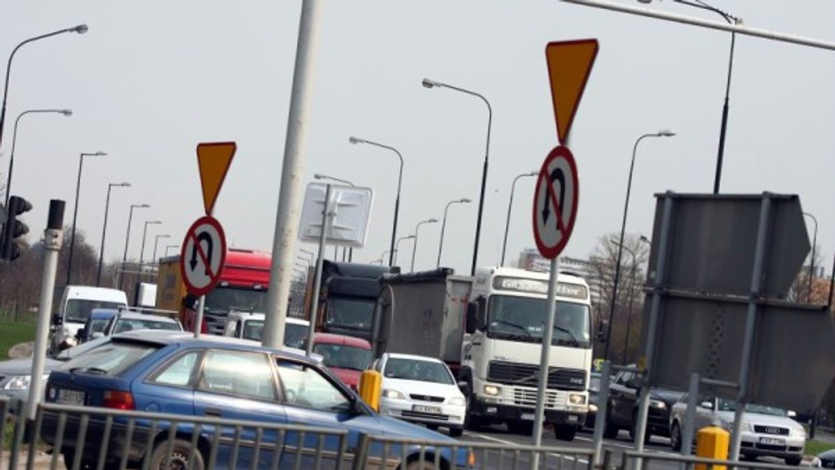 Zmiany na liście wydatków zostały już zatwierdzone przez Radę Miasta. Z liczącej ponad 11 mln zł kwoty przeznaczonej na zadanie obejmujące budowę dróg dojazdowych do węzła obwodnicy w Jakubowicach (czyli ul. Poligonową) wraz ze skrzyżowaniem Ducha-Sikorskiego-Solidarności-Północna miasto zabiera 3 mln zł.