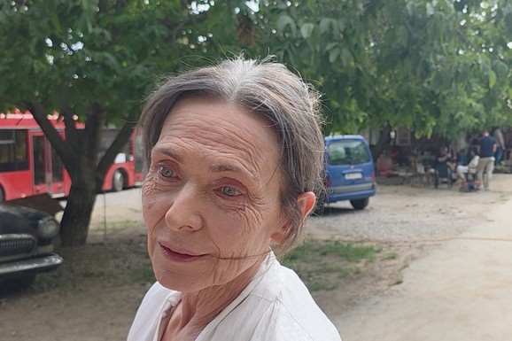 (VIDEO) "U Čurugu sam osam godina" Kusturicu i Vesnu Trivalić NAŠLI SMO U ORONULOJ VOJVOĐANSKOJ KUĆI, tu su im kolege i nestvarna priroda: "Ovde nemam nikog"