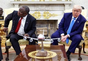 Slična zaseda kao za Zelenskog: predsednik JAR Siril Ramafosa i Donald Tramp | Foto: REUTERS/Kevin Lamarque