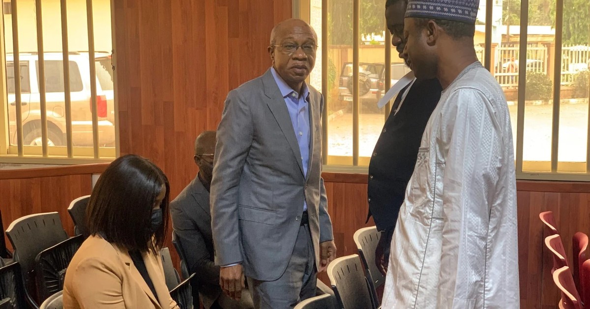 Former dispatch rider narrates how he helped Emefiele pick $3m cash - Vimarsana News