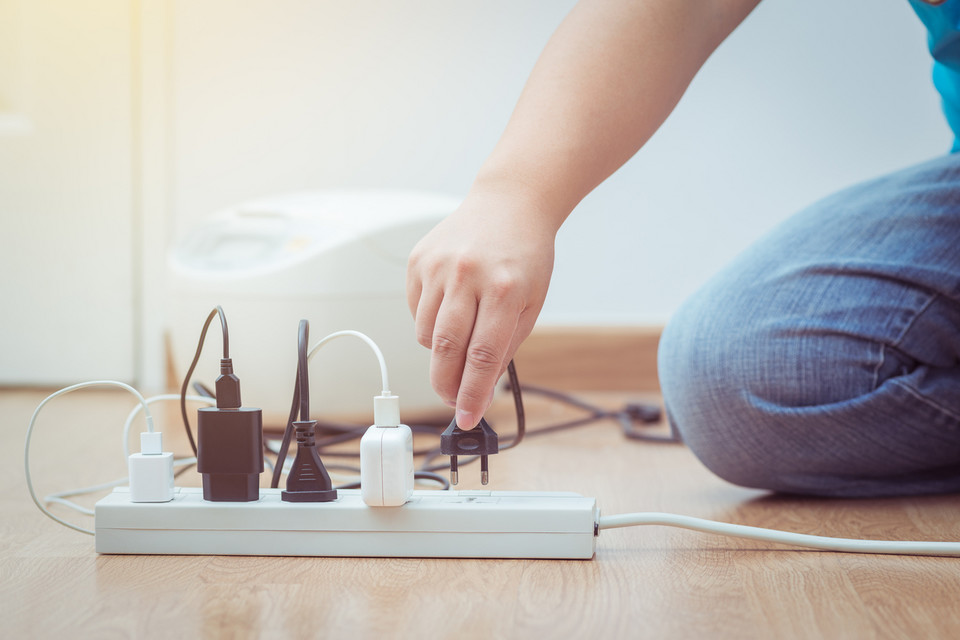 Wyłączaj urządzenia elektryczne! Obniżysz w ten sposób temperaturę w mieszkaniu