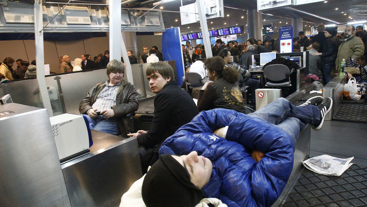 Wzburzeni pasażerowie, którzy utknęli na moskiewskim lotnisku Szeremietiewo, poturbowali personel linii Aerofłot - informują rosyjskie media. Na lotniskach stolicy Rosji od trzech dni panuje chaos.