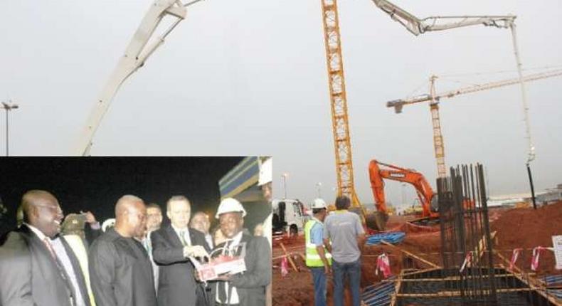 President Erdoğan symbolically pressing a button to pour the first concrete for the start of work on the Terminal 3 project. With him is President Mahama.