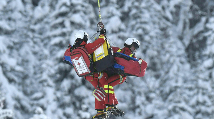 Miklós Editet helikopterrel vitték le a pályáról /Fotó: AFP