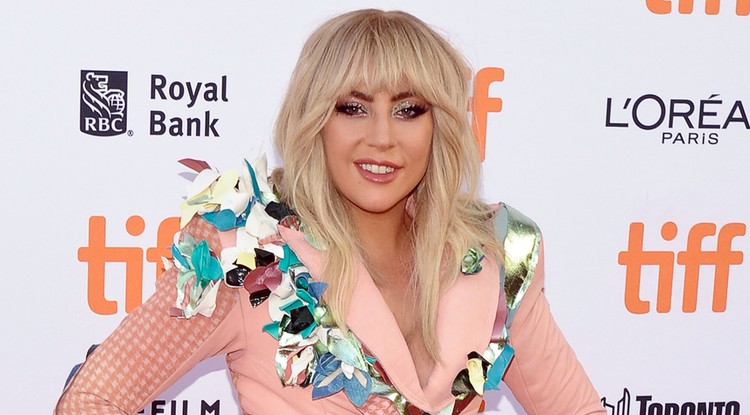 Lady Gaga megmutatta a fenekét