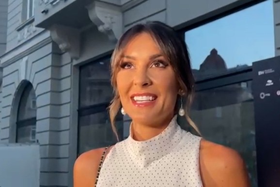 NAŠA GLUMICA POSTILA NA VODI, A SAD POKAZALA TRPEZU Na stolu nema čega nema, a sve izgleda kao iz časopisa