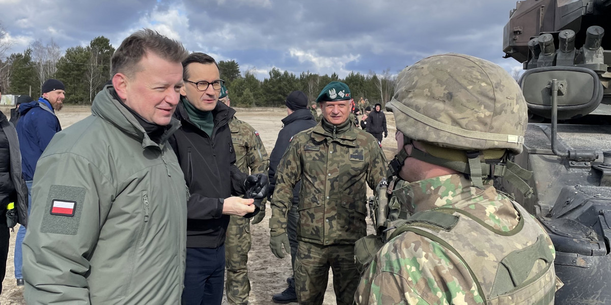 Premier Mateusz Morawiecki  i minister Błaszczak na poligonie w Wesołej.