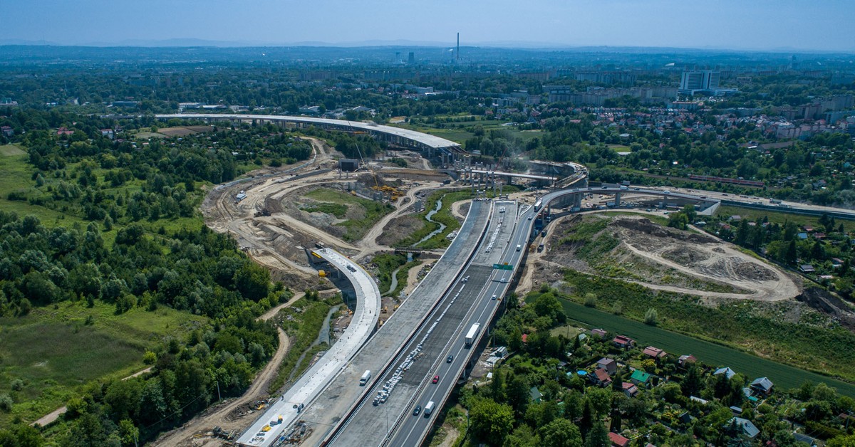 Budowa krakowskiego odcinka S7. Gigantyczne estakady są już na ukończeniu. W przyszłym miesiącu nastąpi połączenie [ZDJĘCIA]
