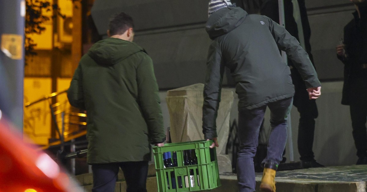 Patriotyczna domówka polityków PiS. Z kratą win i luksusową whisky wchodzili do apartamentów