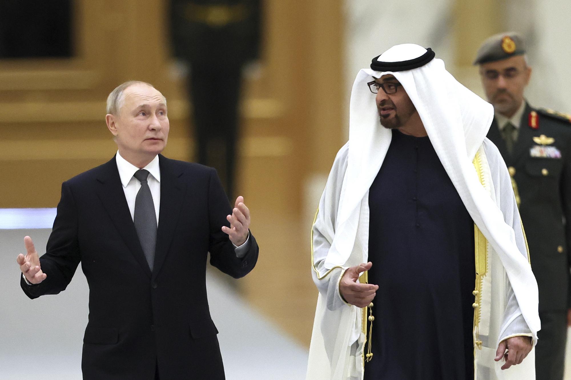 Putin (vľavo) s prezidentom Spojených arabských emirátov (SAE) šejkom Muhammadom ibn Zajdom Nahajánom.