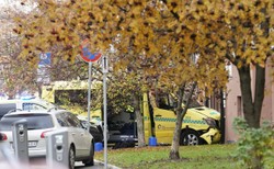Uzbrojony mężczyzna jeździł skradzioną karetką ulicami Oslo. Są ranni [WIDEO]
