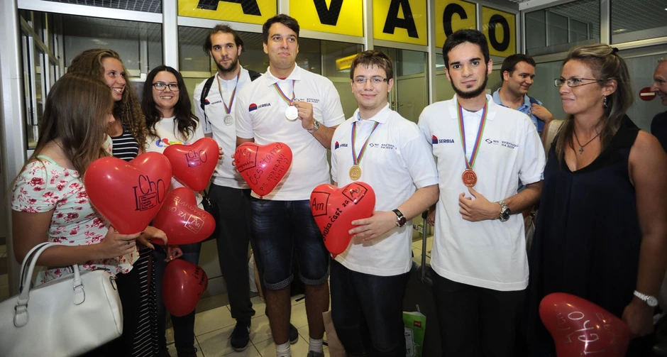Drugarice ih dočekale sa balonima u obliku srca na kojima su bile ispisane čestitke i hemijske formule Foto: V.Lalić