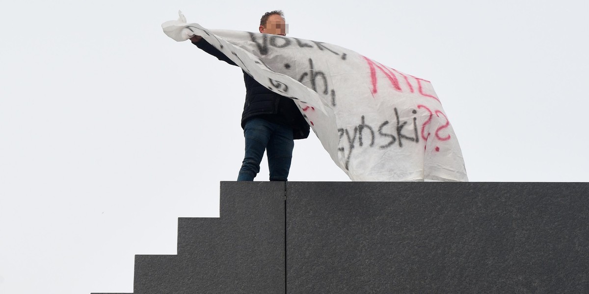 Wszedł na pomnik smoleński. Ściągnęła go policja