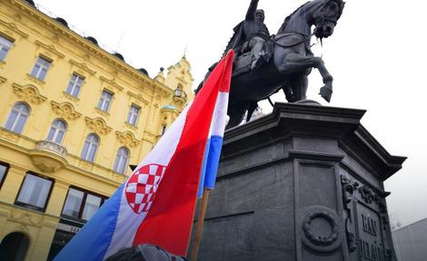 Hrvati potrošili čak 1,8 milijardi evra u decembru  RyyktkqTURBXy8zMDU2Y2YzZjk0MmRkOTg3ZTY2MGJjNDhiYmJhZDFmMy5qcGVnk5UCzQMUAMLDlQLNAdYAwsOVB9kyL3B1bHNjbXMvTURBXy8xZDc0Y2I0MTcwNTk1MDQzNjYyOWNhYmQ2MDZmNTBmNi5wbmcHwgA