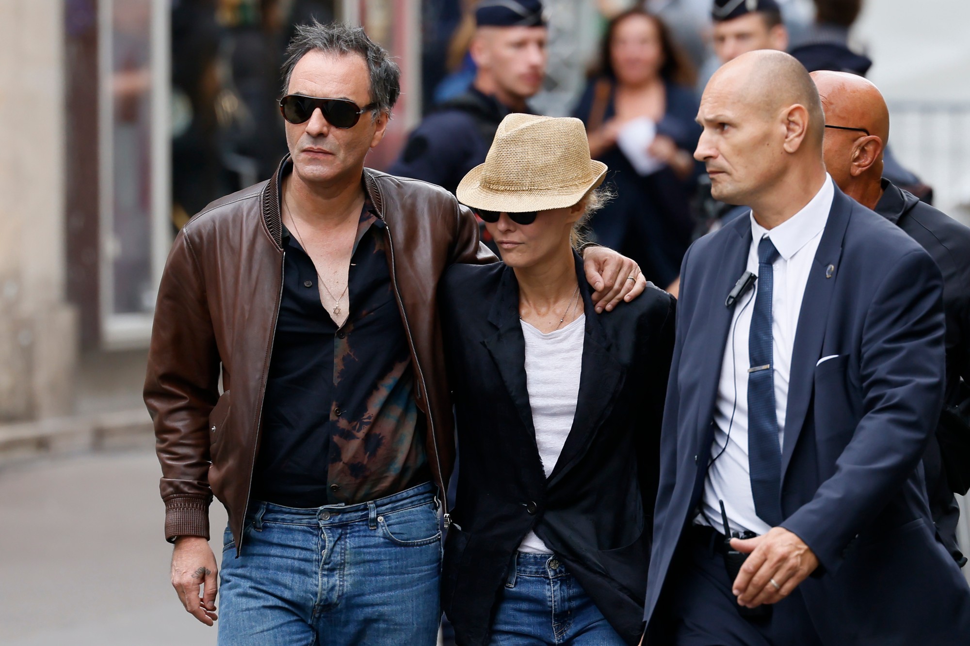 Posledná rozlúčka s herečkou a speváčkou Jane Birkin - Samuel Benchetrit a Vanessa Paradis.