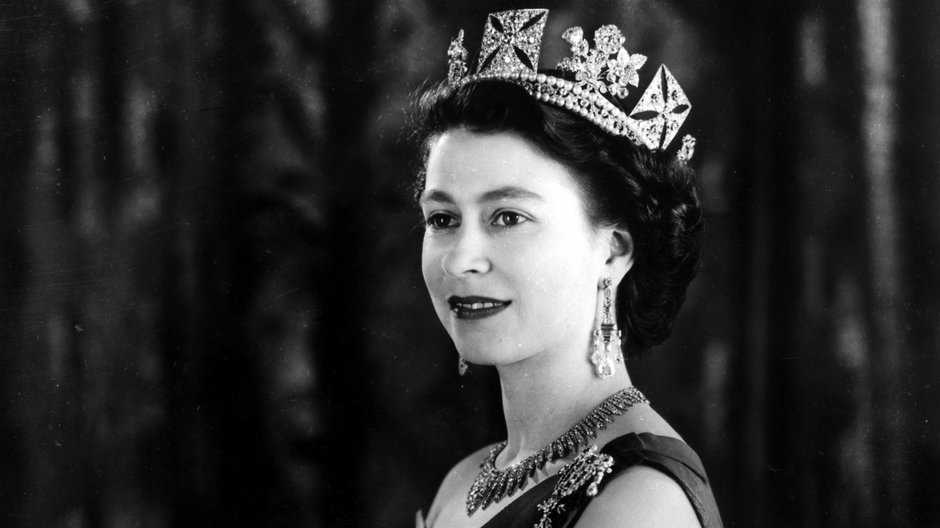 Elżbieta II zasiadała na brytyjskim tronie już od 70 lat. Słynęła z oszczędności, czego dowodem ma być m.in. używanie tego samego lakieru do paznokci za niecałe osiem funtów przez ostatnie 30 lat
