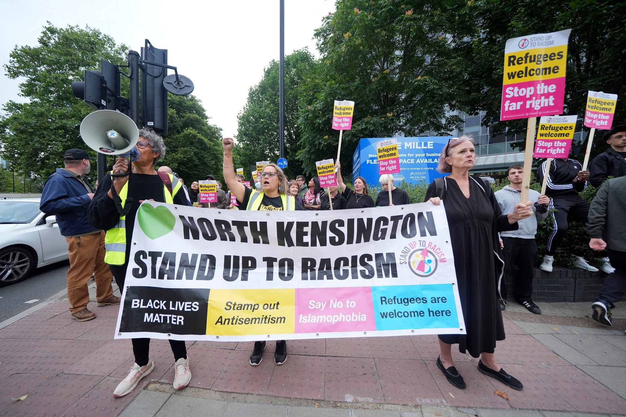 Zhruba 15 000 ľudí protestovalo v severoírskom hlavnom meste Belfast proti rasizmu a pravicovému násiliu.