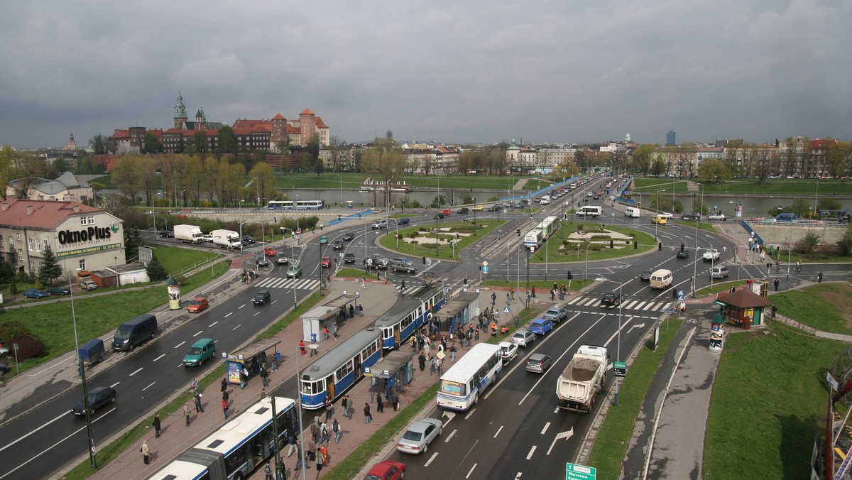 Tunel pod rondem Grunwaldzkim został już otwarty. Rano doszło tam do oderwania się fragmentów tynku, co zagrażało bezpieczeństwu przejeżdżających samochodów. Na ponad dwie godziny tunel został zamknięty, a w mieście zaczęły się tworzyć gigantyczne korki. Policja powoli przywraca ruch samochodowy w tym miejscu.