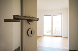 Kiedy w sprawozdaniu Rb-27S można nie ujmować odroczonego podatku od nieruchomości [Poradnia rachunkowa]