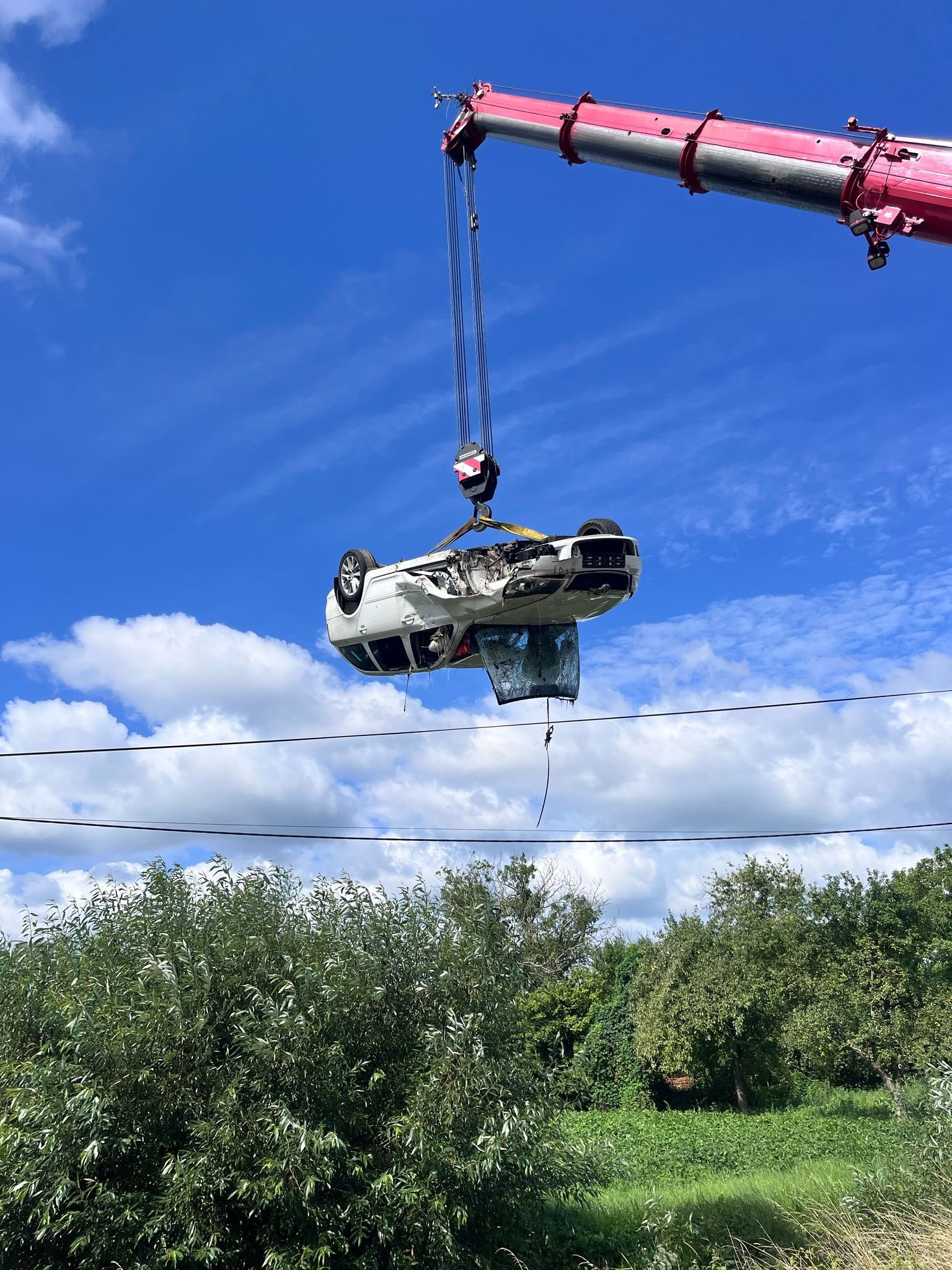 Auto pri nehode v okrese Humenné skončilo v potoku. 