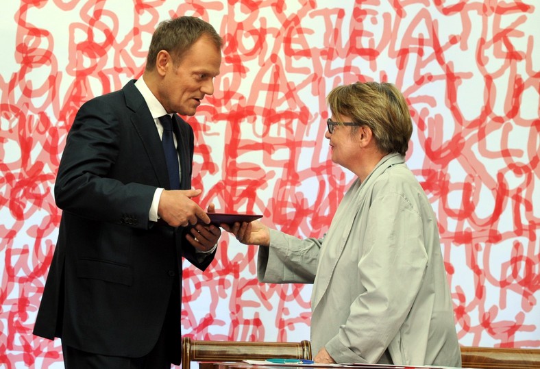 Premier Donald Tusk (L) i reżyser Agnieszka Holland (P) podczas uroczystości podpisania Paktu dla Kultury w 2011 r.