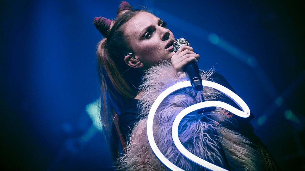 Sarsa opublikowała teledysk do swojego najnowszego singla "Motyle i Ćmy". Klip promuje ostatni album wokalistki "Pióropusze".