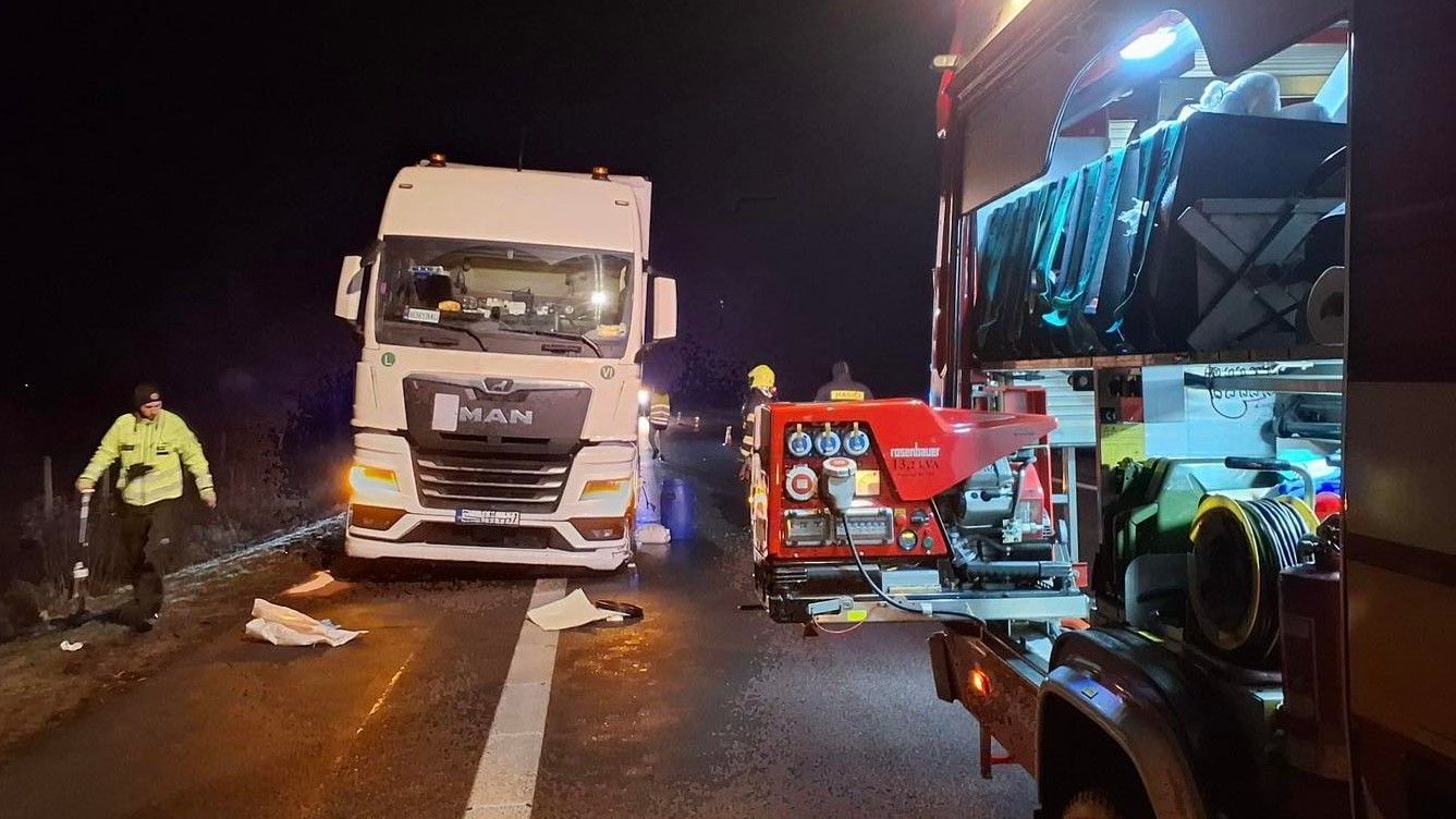 Hasiči zasahovali pri nočnej havárii kamióna v Kútoch. 