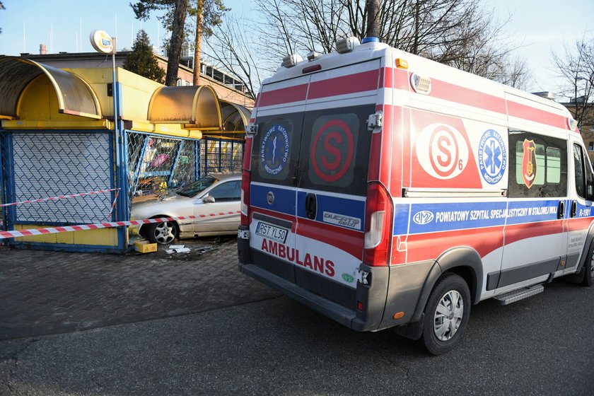 Horror w Stalowej Woli. Nastolatek wjechał w kiosk. Jedna osoba nie żyje