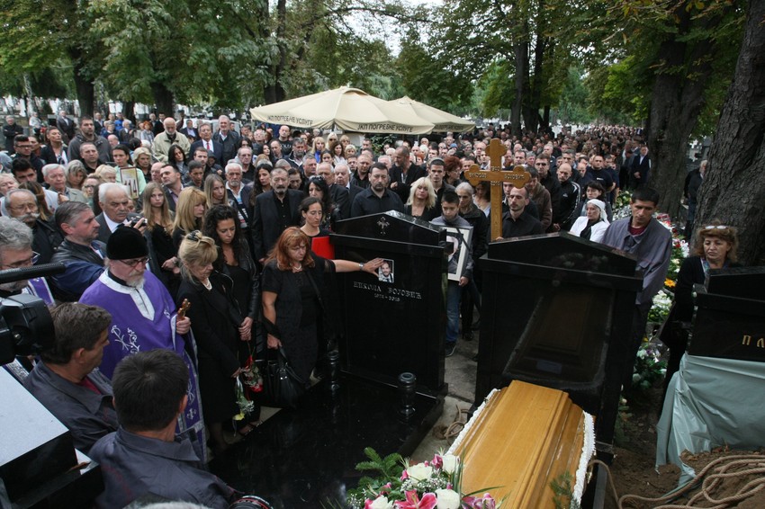 Anđelka Bojović na sahrani Vuka Bojovića dodiruju sliku sina na spomeniku