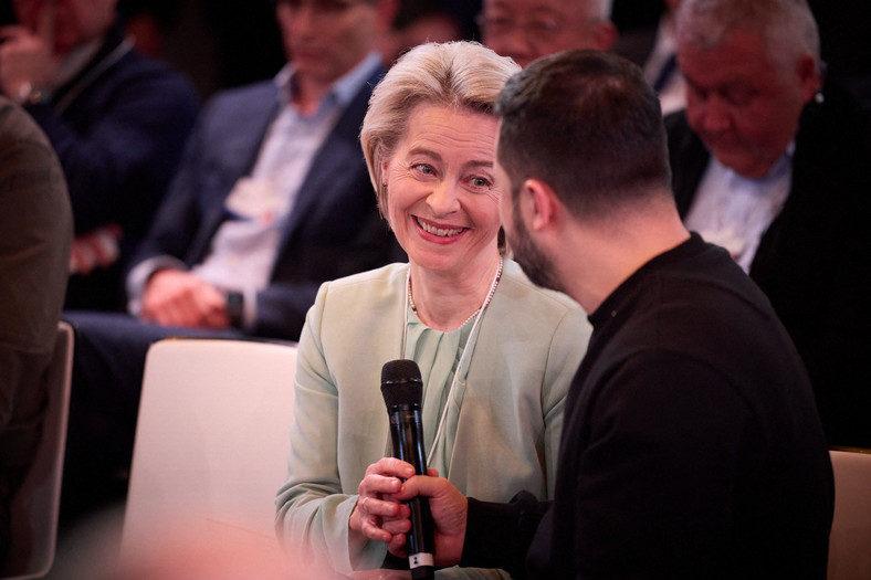 Ursula von der Leyen rozmawia z Wołodymyrem Zełenskim podczas Światowego Forum Ekonomicznego w Davos, 16 stycznia 2024 r.