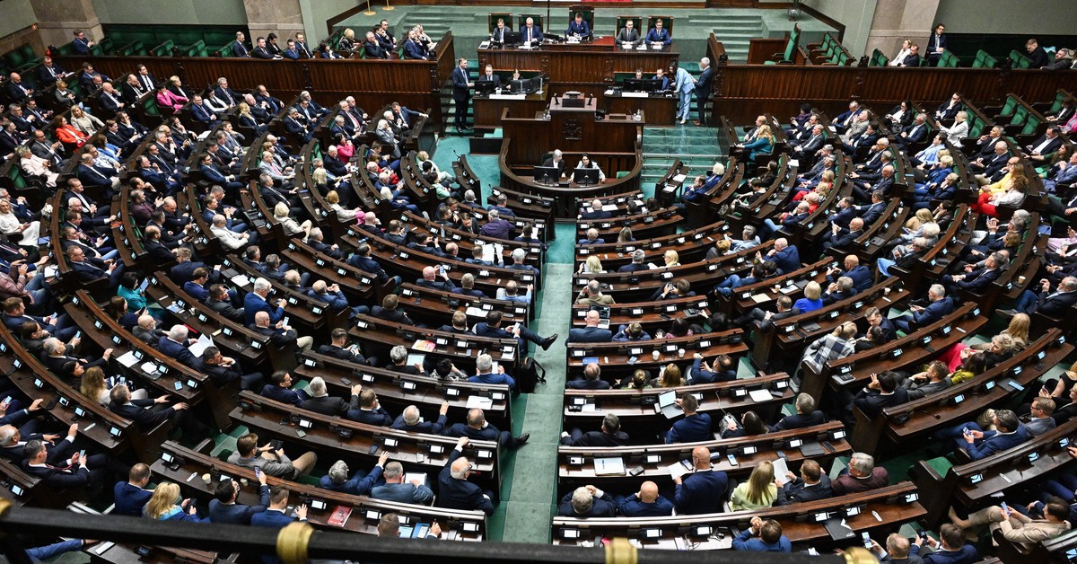 Trzecia Droga poza Sejmem, rząd traci większość. Jest najnowszy sondaż wyborczy