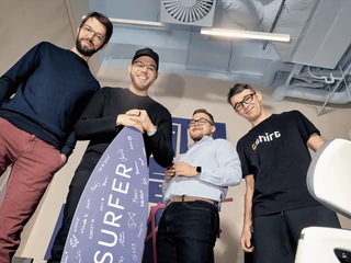 Od lewej: Lucjan Suski, Kazimierz Piętka, Tomasz Niezgoda i Michał Suski. Właściciele Surfera przebojem weszli do świata nowych technologii.