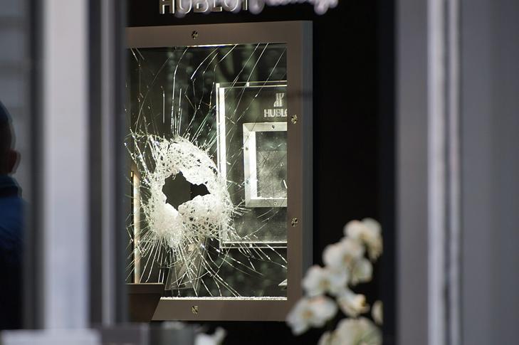 Betört vitrin Budapesten, az Andrássy úti Hublot luxusórákat árusító üzletben, amelyet kiraboltak 2014. november 22-én. A rablás során személyi sérülés is történt / Fotó: MTI/Lakatos Péter