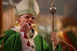 Abp Jędraszewski: Pewne środowiska chcą splugawić pamięć o Janie Pawle II