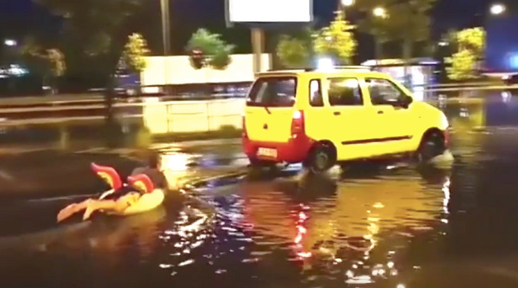 Valaki kihasználta a hatalmas eső után kialakult tó lehetőségeit / Fotó: Vezess.hu