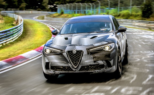 Nowa Alfa Romeo Stelvio Quadrifoglio pobiła własny rekord i... upokorzyła Porsche. Zmiana biegu w 150 milisekund [WIDEO]