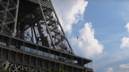 Az Eiffel-toronyból kifeszített kötélen sétált át a Szajnán a kötéltáncos – vakmerő mutatvány