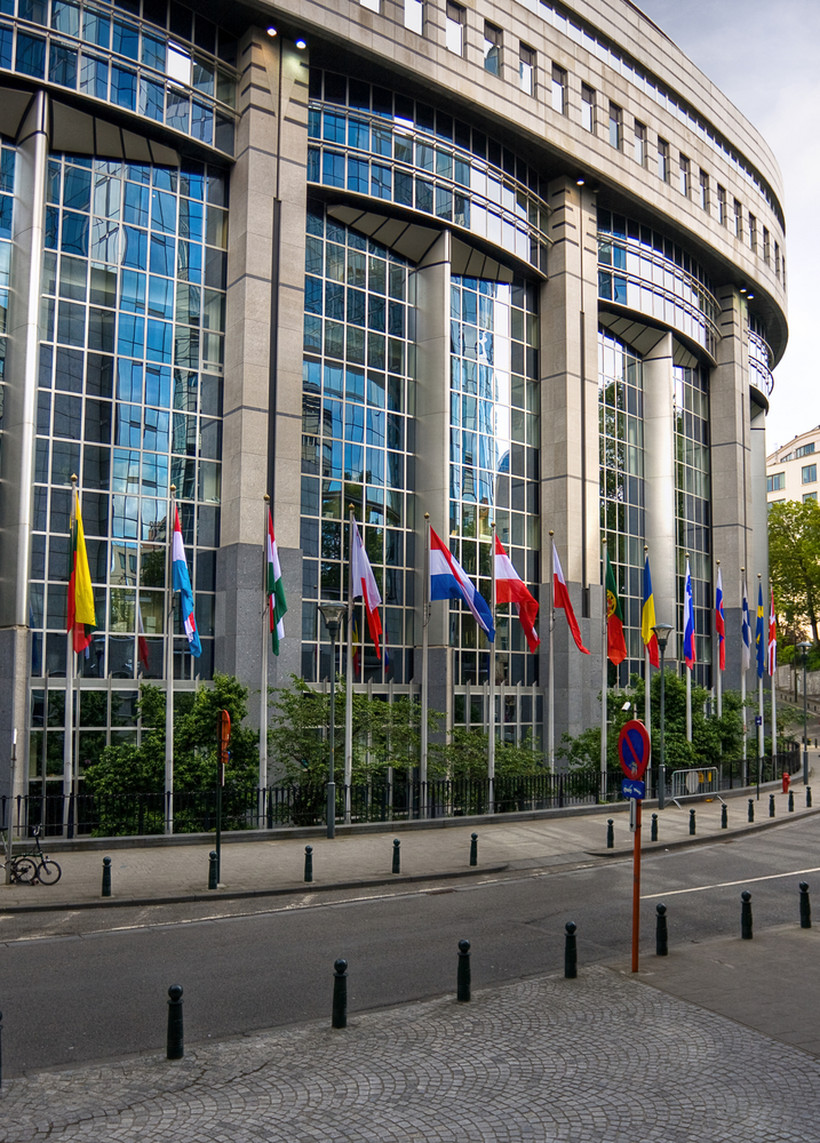 Flagi przed Parlamentem Europejskim