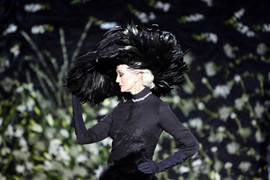 Najstarija manekenka na svetu ima 93 godine i pred njom i NAJVEĆI SUPERMODELI PADAJU NA KOLENA: Izgleda NESTVARNO MLADOLIKO, a kad šeta pistom svi drugi gledaju i uče