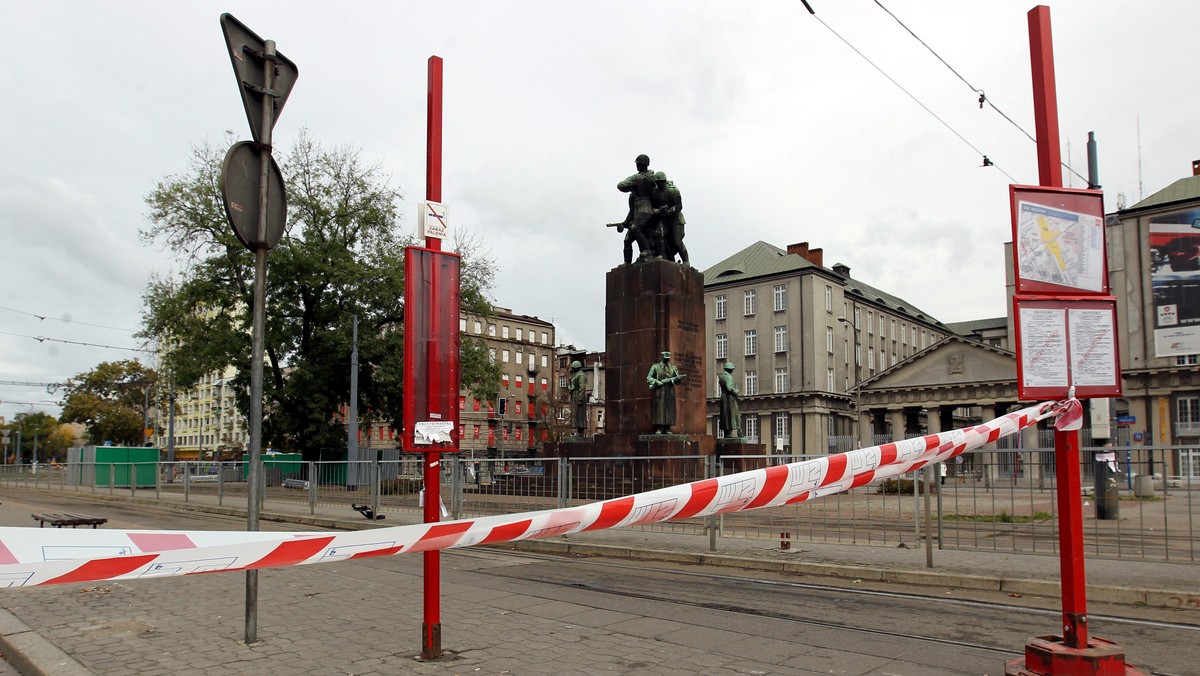 W porannych godzinach szczytu w Warszawie na objazdach pl. Wileńskiego ruch był utrudniony, ale nie odnotowano poważniejszych kolizji. Kierowcy stosują się do zakazu wjazdu na most Śląsko-Dąbrowski - wynika z informacji przekazanych przez policję i straż miejską.