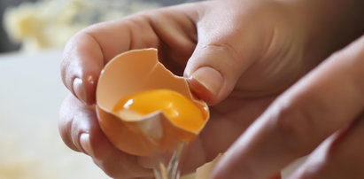 Nakładaj białko jaja na skórę w tym miejscu. Będziesz zaskoczona